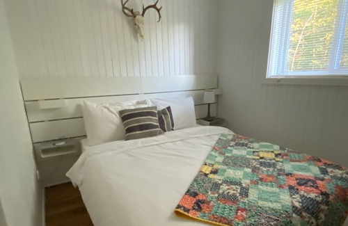 Chertsey Chalet De Esquí | Comfortable rustic chalet in beautiful setting.