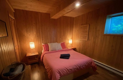 Chertsey Chalet De Esquí | Comfortable rustic chalet in beautiful setting.