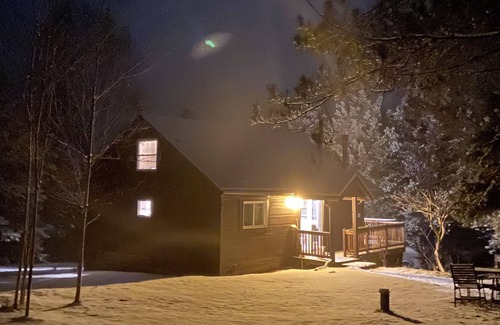 Chertsey Chalet De Esquí | Comfortable rustic chalet in beautiful setting.