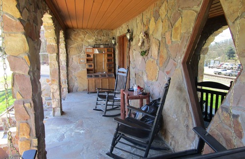 Bristol Casa | Cómodas y espaciosas vacaciones aléjate. Cuatro chimeneas, porche y patio.