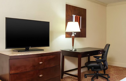 East Paris Casa | Comfortable Stay w/Heated Pool, Free Shuttle & Local attractions/dining Nearby