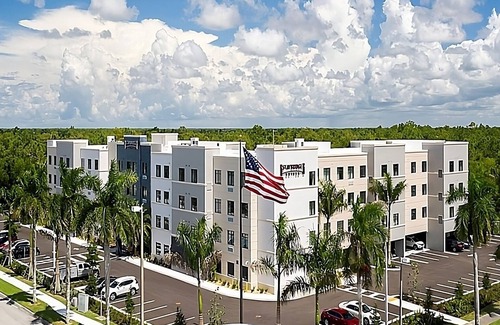 Naples Apartamento | ESTUDIO FANTÁSTICO PARA 4, PISCINA, CERCA DE ATRACCIONES!