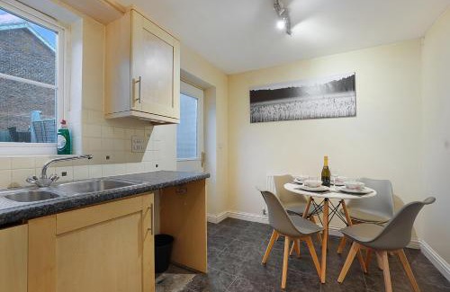 Willesborough Apartamento | Comfortable stylish Townhouse in Ashford sleeps 5 Netflix 2 Parking spaces Perfect for Contractors and Families