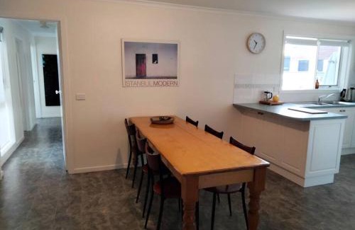 Lakes Entrance Casa | Comfortable three bedroom home close to the beach