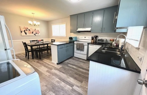 Cary Casa | ★Comfortable Townhome★King Bed ★ Long Term Stays ★