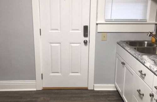 Springfield Apartamento | Comfortable two bedroom unit, perfect for traveling professionals.