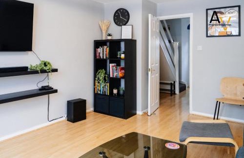 Northampton Casa | Comfortable Two-Bedroom House - Garden, Driveway, Perfect for Business & Leisure Stays By AV Hughes Properties
