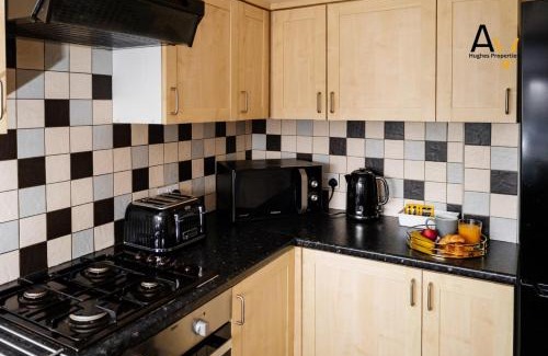 Northampton Casa | Comfortable Two-Bedroom House - Garden, Driveway, Perfect for Business & Leisure Stays By AV Hughes Properties