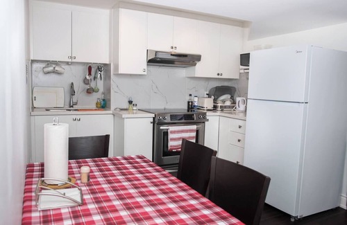 Richmond Hill Casa | Comfortable Two Bedroom Basement Suite with Full Kitchen Bathroom and Queen Beds