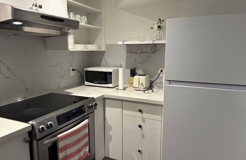 Richmond Hill Casa | Comfortable Two Bedroom Basement Suite with Full Kitchen Bathroom and Queen Beds