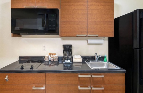 Fargo Hotel | Comfortable Unit w/ In-Room Kitchen Near Scheels Arena