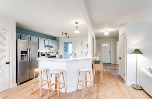 Thompson's Station Apartamento | Designer 3BR Home w/ Yard, Fire Pit, Near Shops