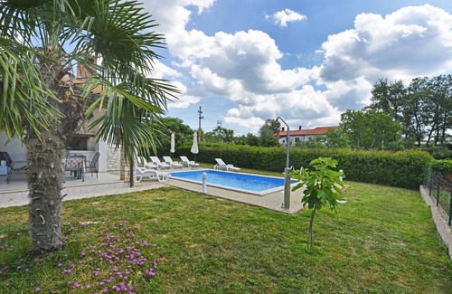 Mofardini Casa | Cómoda villa con piscina privada y WiFi