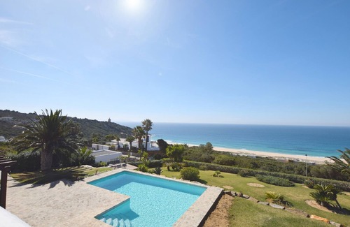 Atlanterra Chalet De Esquí | Confortable villa en la Cala de los Alemanes, de estilo mediterránea.