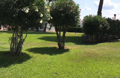 Laura Casa | Villa confortable con piscina comunitaria rodeada de vegetación cerca del mar