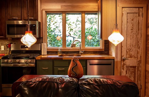 Mentone Cabina | Comfortably Chic Loft-Style, Pet Friendly, Mentone's Favorite Couple's Retreat