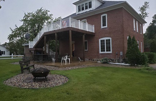 Woodville Casa | Comfortably sleeps 17 people. Huge backyard with patio, firepit, grill, and more