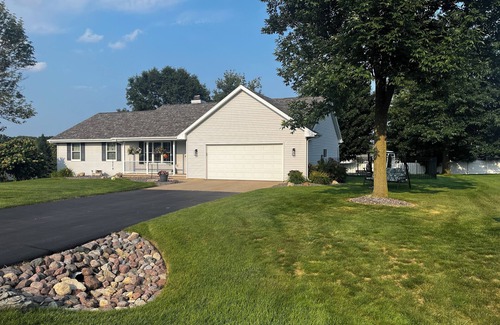 Suamico Casa | Comfortably sleeps 8-12 people well cared for home.