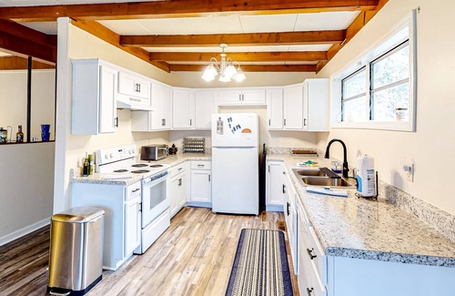 Chickamauga Casa | Comforting dog-friendly home with washer/dryer, full kitchen, & central AC
