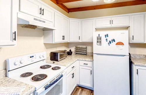 Chickamauga Casa | Comforting dog-friendly home with washer/dryer, full kitchen, & central AC
