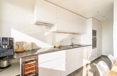 Puteaux Condominio | Comfortion Le Papillon - view of Paris and pool