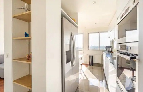Puteaux Condominio | Comfortion Le Papillon - view of Paris and pool