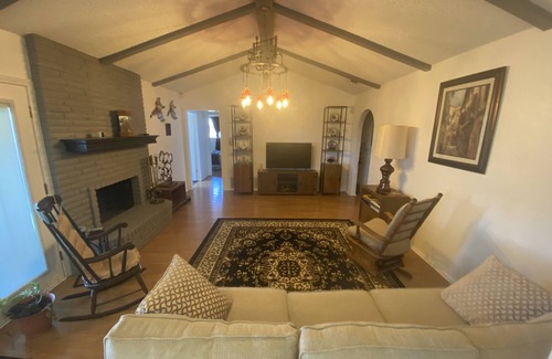 Universal City Casa | Comforts of Home - Central to Everything