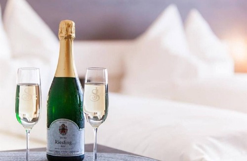 Longuich Cama Y Desayuno | Comfortzimmer Klein mit Balkon - Gästehaus-gasthof "wein im Turm"