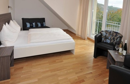 Longuich Cama Y Desayuno | Comfortzimmer Klein mit Balkon - Gästehaus-gasthof "wein im Turm"