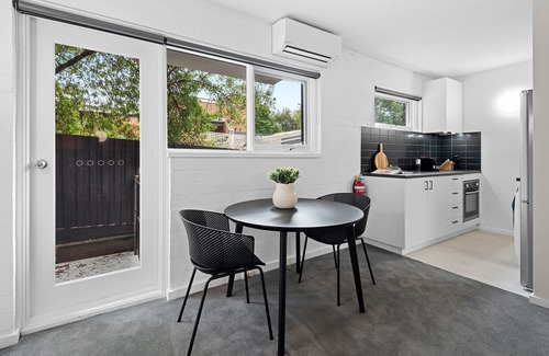 Parkville Apartamento | Comfy 1-Bed Apartment with Courtyard Seating