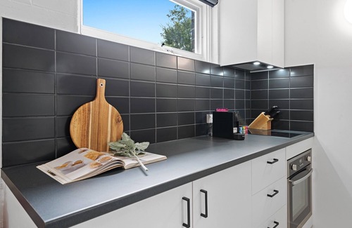 Parkville Apartamento | Comfy 1-Bed Apartment with Courtyard Seating
