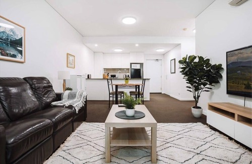 Phillip Apartamento | Comfy 1-Bed with Spacious Courtyard & Parking