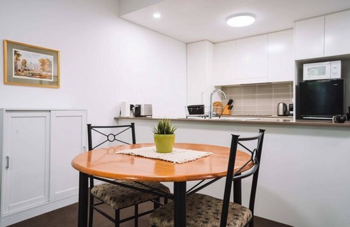 Phillip Apartamento | Comfy 1-Bed with Spacious Courtyard & Parking