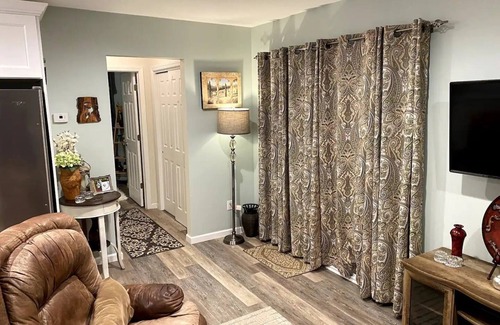 West Babylon Apartamento | Comfy 1 bedroom apartment in great neighborhood with lots of space and big yard