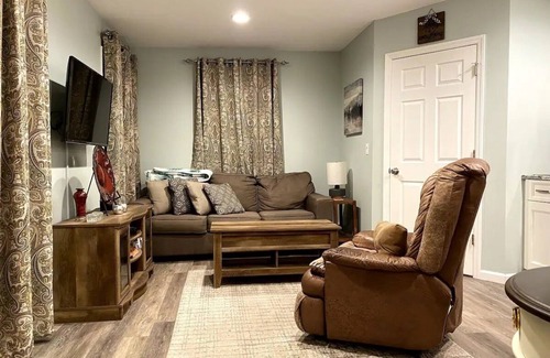 West Babylon Apartamento | Comfy 1 bedroom apartment in great neighborhood with lots of space and big yard