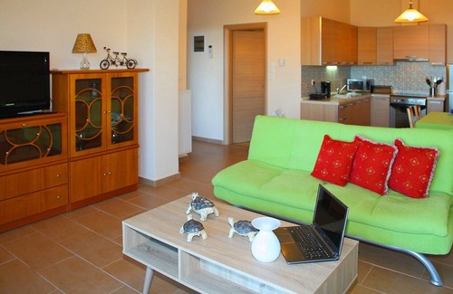 Theologos Casa | Cómodo apartamento 1BD con jardín cerca de la playa