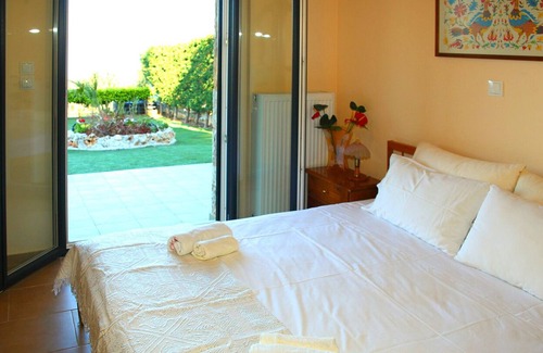 Theologos Casa | Cómodo apartamento 1BD con jardín cerca de la playa