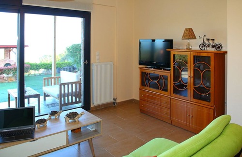Theologos Casa | Cómodo apartamento 1BD con jardín cerca de la playa