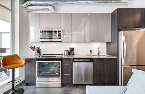 East Village Apartamento | Modern 1BR Condo for 4 | Great Views + Balcony!