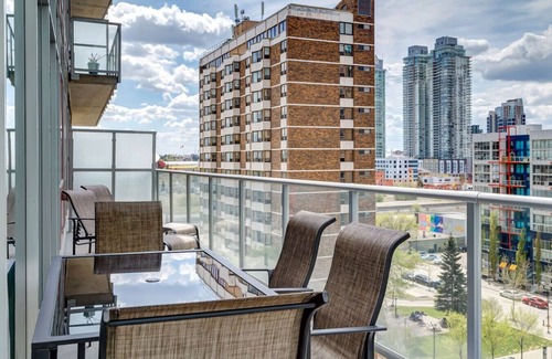 East Village Apartamento | Modern 1BR Condo for 4 | Great Views + Balcony!