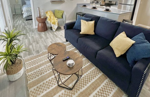 Plano Condominio | Comfy 1br w/gated patio