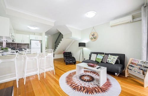 Alexandria Apartamento | Comfy 2-bedroom 2-balcony apartment / Close to CBD / Train and Metro easy reach