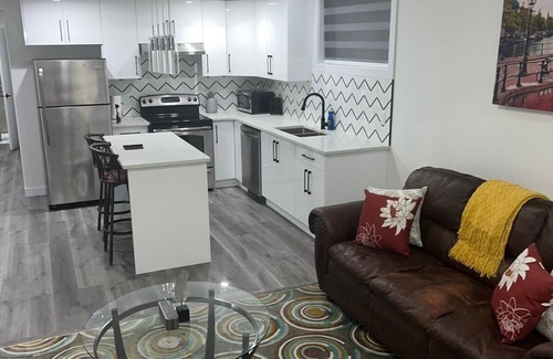 Northeast Edmonton Casa | Comfy 2 bedroom stay tucked away in a sleepy neighborhood few mins to the Henday