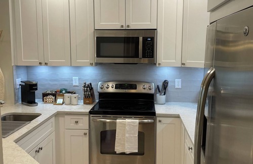 Lake Worth Casa | Comfy 2-bedroom townhome in Lake Worth with AC, EV charger, Fitness room & WiFi