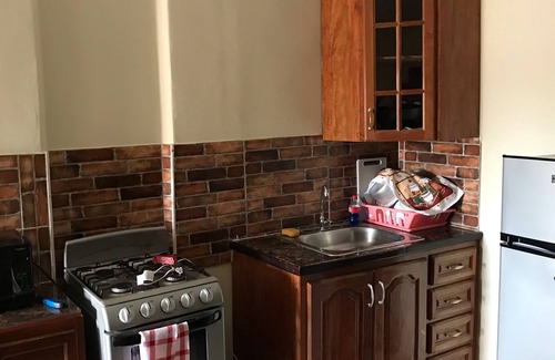 Portmore Apartamento | Comfy 2 Bedroom with Pool, Cabana & Pergola.