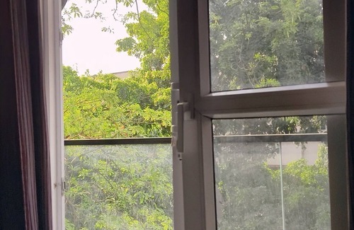 Delhi Cantonment Apartamento | Comfy 2 BHK in Lajpat Nagar near market by HostMyStay
