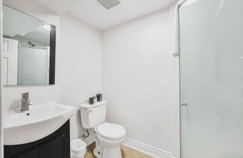 Durham Region Apartamento | Comfy 2BR Apt near Beach and Downtown Free Parking