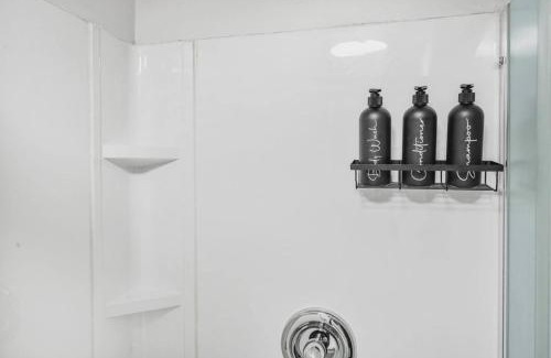 Durham Region Apartamento | Comfy 2BR Apt near Beach and Downtown Free Parking
