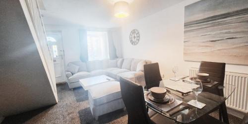 Gedling Apartamento | Comfy 2BR House on Quiet Street w Free Parking