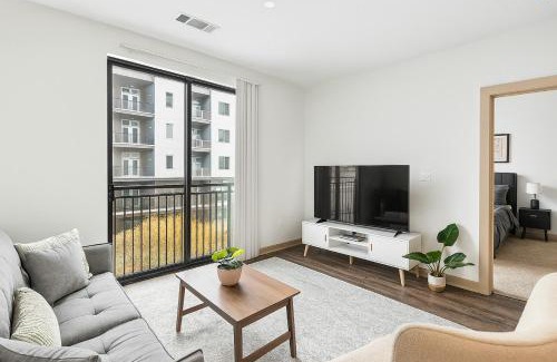 Five Points South Apartamento | Comfy 2BR in Mid-Rise Perfect for Groups